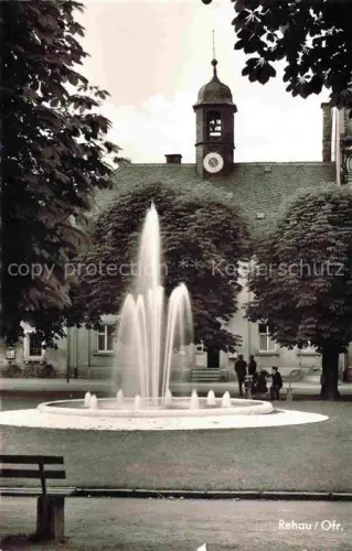 AK / Ansichtskarte Fohrenreuth Rehau Maxplatz Rathaus Brunnen Springbrunnen Rathausturm Passanten Baeume Park