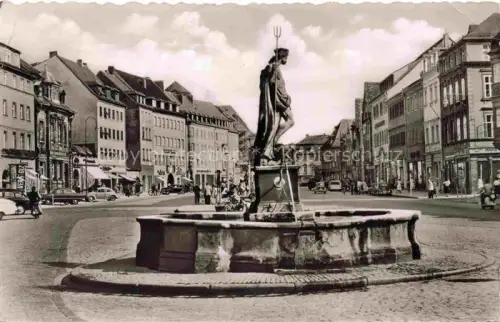 AK / Ansichtskarte BAYREUTH Bayern Marktplatz Neptunbrunnen Neptun Brunnen Geschaefte Autos Passanten Plattenplatz