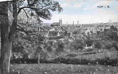 AK / Ansichtskarte Hof Saale Stadtpanorama Kirchturm Fabrikschornsteine Baeume Wiesen Industrie