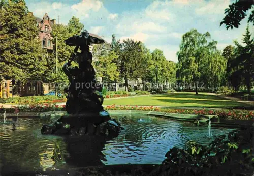 AK / Ansichtskarte WIESBADEN Friedensanlage Brunnen Skulptur Park Fontaene Weiden Blumenbeete Garten