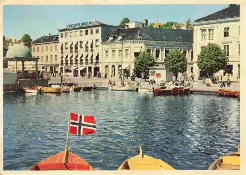 AK / Ansichtskarte Arendal Norge Pollen-Bay Hafen Boote Norwegische-Flagge Kai Geschaefte Wasserfront Ruderboote
