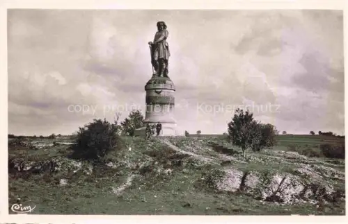 AK / Ansichtskarte Alise-Sainte-Reine Alise-Ste-Reine Alesia Montbard 21 Cote-d Or Statue-de-Vercingétorix Denkmal Skulptur Huegel Ausgrabungen Grabungsgelaende Felder Wolken