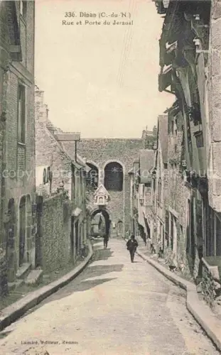 AK / Ansichtskarte DINAN 22 Cotes-d Armor Rue-du-Jerzual Porte-du-Jerzual Stadttor Gasse Fachwerkhaeuser Mittelalter Rue-de-la-Gare