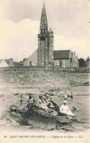 AK / Ansichtskarte Saint-Michel-en-Greve L Eglise-de-la-Grève Kirche Kirchturm Strand Felsen Badegaeste Frauen Kinder Tracht