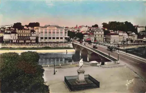 AK / Ansichtskarte SAINTES 17 Charente-Maritime Place-Bernard-Palissy Bruecke Fluss Statue Stadtansicht Gebaeude Autos