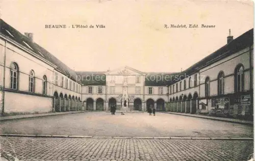 AK / Ansichtskarte BEAUNE 21 Cote-d Or Hôtel-de-Ville Innenhof Arkaden Kopfsteinpflaster Passanten Burgund