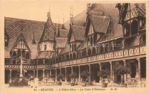 AK / Ansichtskarte BEAUNE 21 Cote-d Or Hôtel-Dieu Cour-d Honneur Innenhof Fachwerk Dachziegel Tuerme Saeulengang Brunnen Topfpflanzen