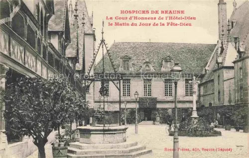 AK / Ansichtskarte BEAUNE 21 Cote-d Or Hospices-de-Beaune Hôtel-Dieu Cour-d Honneur Fête-Dieu Ziehbrunnen Laterne Innenhof Fachwerk