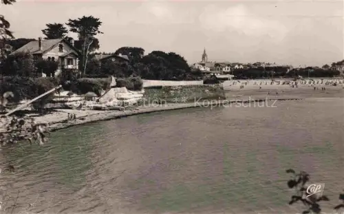 AK / Ansichtskarte Saint-Georges-de-Didonne ROYAN 17 Charente-Maritime La-Ville-vue-du-vieux-fort Villa Strand Kirchturm Hafenmauer Meer Badegaeste Baeume