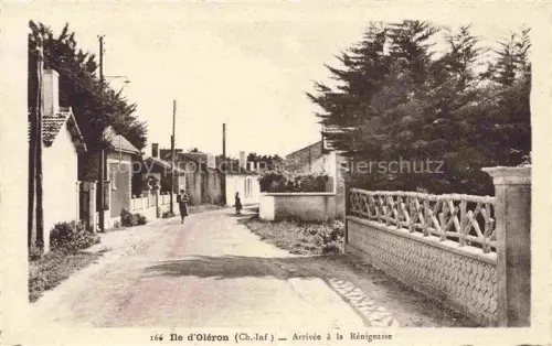 AK / Ansichtskarte Saint-Trojan-les-Bains Ile d Oleron 17 Charente-Maritime Arrivée-à-la-Rénigeasse Dorfstrasse Haeuser Passanten Zypressen Brueckengelaender