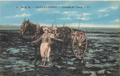AK / Ansichtskarte Saint-Clement-des-Baleines La Rochelle 17 Charente-Maritime Pêcheuse-de-Varech Frau Pferd Wagen Seetang Strand Ebbe Tracht