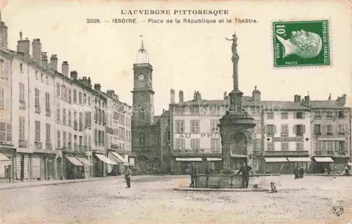 AK / Ansichtskarte IssOIRE 63 Puy-de-Dome Place-de-la-République Théâtre Brunnen Siegessaeule Marktplatz Geschaefte Passanten Uhrenturm