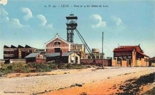 AK / Ansichtskarte LENS 62 Pas-de-Calais Fosse-n°4-des-Mines-de-Lens Foerderturm Zeche Bergwerk Industriegebaeude Kopfsteinpflaster