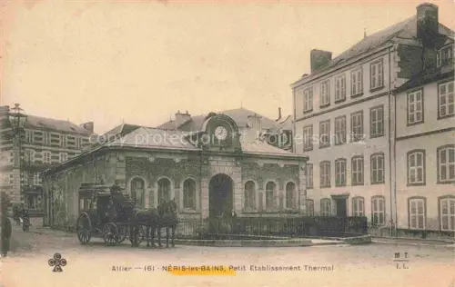 AK / Ansichtskarte Neris-les-Bains Montlucon 03 Allier Etablissement-Thermal Kutsche Pferd Uhr Gebaeude Kurgast Baeume