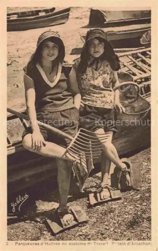 AK / Ansichtskarte ARCACHON 33 Gironde Parqueuses-d Huîtres Austernarbeiterinnen Frauen Boot Koerbe Kueste Hafen Bassin
