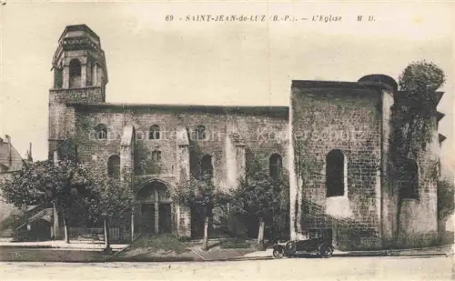 AK / Ansichtskarte SAINT-JEAN-DE-LUZ Bayonne 64 Pyrenees-Atlantiques Église Kirchturm Kirchenfassade Automobil Baeume Baskenland Steinmauern