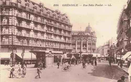 AK / Ansichtskarte GRENOBLE 38 Isere Rue-Félix-Poulat Strasse Stadtszene Fahrraeder Haeuser Passanten Geschaefte