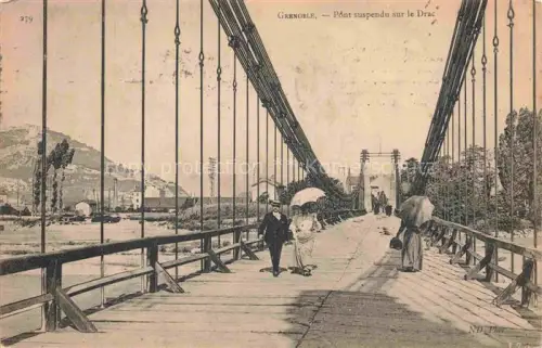 AK / Ansichtskarte GRENOBLE 38 Isere Pont-suspendu Drac Haengebruecke Fluss Spaziergaenger Sonnenschirm Berge