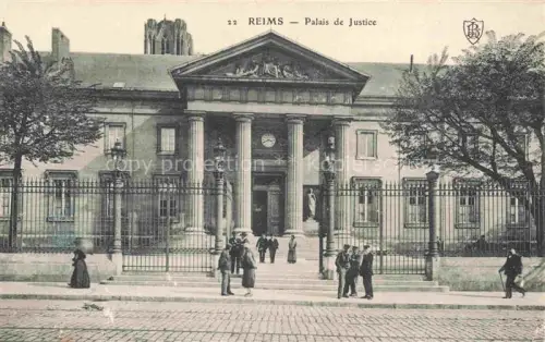 AK / Ansichtskarte REIMS 51 Marne Palais-de-Justice Justizpalast Saeulen Neoklassizismus Passanten Gitter Uhr