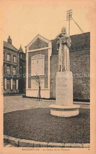 AK / Ansichtskarte Hazebrouck Dunkerque 59 Nord Statue-de-la-Victoire Siegesdenkmal Frauenfigur Sonnenuhr Backstein-Gebaeude Platz Denkmal