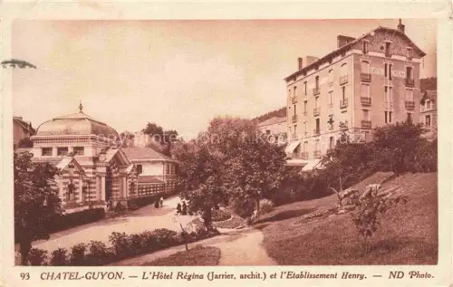 AK / Ansichtskarte Chatelguyon Chatel-Guyon 63 Puy-de-Dome Hôtel-Régina Etablissement-Henry Kurhaus Kuppelgebaeude Hotel Park Garten Baeume Passanten