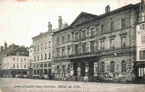 AK / Ansichtskarte CHALON-SUR-SAONE 71 Saone-et-Loire Hôtel-de-Ville Rathaus Neoklassik Giebel Platz Passanten Werbeplakate Strassenszene