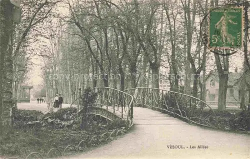 AK / Ansichtskarte Vesoul 70 Haute Saone Les-Allées Bruecke Park Baeume Spaziergaenger Weg