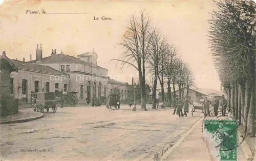 AK / Ansichtskarte Vesoul 70 Haute Saone La-Gare Bahnhof Bahnhofsplatz Pferdewagen Passanten Baeume Strasse