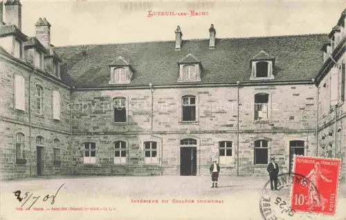 AK / Ansichtskarte Luxeuil-les-Bains LURE 70 Haute-Saone Intérieur-du-Collège-communal Innenhof Schule Gebaeude Kopfsteinpflaster Personen