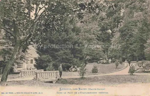 AK / Ansichtskarte Luxeuil-les-Bains LURE 70 Haute-Saone Parc-de-l Établissement-thermal Kurpark Bruecke Baeume Weg Kurgaeste Thermalanlage