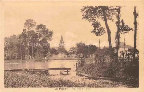 AK / Ansichtskarte LA FLECHE 72 Sarthe Loir Fluss Kirchturm Kirche Baeume Steg Schilf