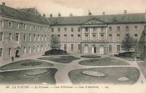 AK / Ansichtskarte LA FLECHE 72 Sarthe Cour-d Honneur Cour-d Austerlitz Prytanée Innenhof Gartenbeete Militaergebaeude