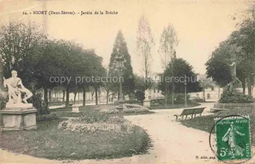 AK / Ansichtskarte NIORT 79 Deux-Sevres Jardin-de-la-Brèche Park Skulptur Statue Baeume Laterne Bank Gartenanlage