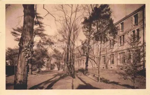 AK / Ansichtskarte NIORT 79 Deux-Sevres Lycée-de-Jeunes-Filles Parc Baeume Schulgebaeude Weg Steingebaeude