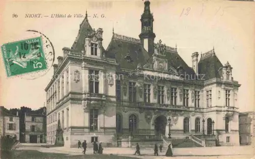 AK / Ansichtskarte NIORT 79 Deux-Sevres Hôtel-de-Ville Rathaus Neugotik Passanten Platz Freitreppe Turm Ornamentik