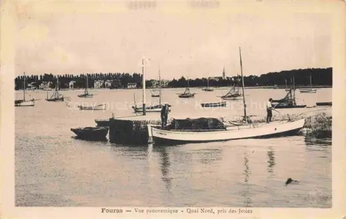 AK / Ansichtskarte FOURAS-LES-BAINS 17 Charente-Maritime Quai-Nord Hafen Segelboote Fischer Boote Mole Kirchturm