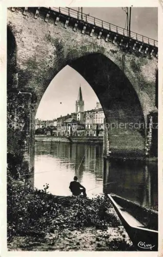 AK / Ansichtskarte MONTAUBAN 82 Tarn-et-Garonne Tarn Brueckenbogen Kirchturm Angler Boot Altstadt Flussufer