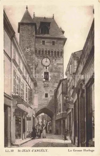 AK / Ansichtskarte Saint-Jean-d Angely 17 Charente-Maritime Grosse-Horloge Uhrturm Stadttor Gasse Passanten Mittelalter Geschaefte