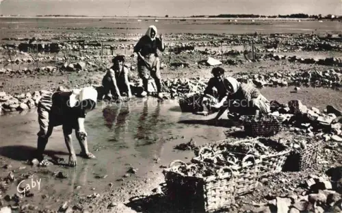 AK / Ansichtskarte Rivedoux-Plage La Rochelle 17 Charente-Maritime Ile-de-Ré Parc-à-Huîtres Austernfang Watt Koerbe Frauen Meeresfruechte Kueste