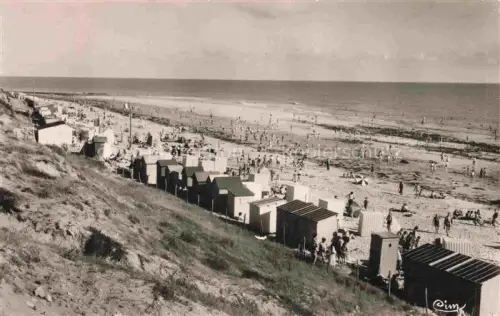 AK / Ansichtskarte La Couarde-sur-Mer Ile-de-Re La Rochelle 17 Charente-Maritime Île-de-Ré La-Plage Strandkabinen Strand Badegaeste Duenen Meer