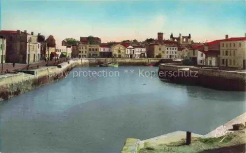 AK / Ansichtskarte Saint-Martin-de-Re La Rochelle 17 Charente-Maritime Port Quais Église Ruine Hafen Kai Fischerboote Stadtansicht Île-de-Ré