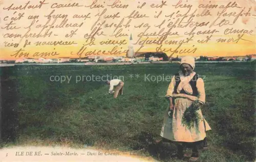 AK / Ansichtskarte Sainte-Marie-de-Re Ile-de-Re La Rochelle 17 Charente-Maritime Île-de-Ré Dans-les-Champs Frau Tracht Felder Dorf Kirchturm Landarbeit Feldarbeit