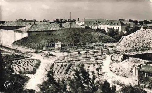 AK / Ansichtskarte Saint-Martin-de-Re La Rochelle 17 Charente-Maritime Citadelle Jardins Festung Graeben Garten Rampen Gebaeude Île-de-Ré