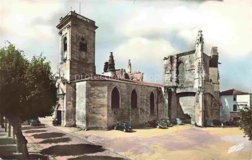 AK / Ansichtskarte St-Clement ILE-DE-RE Saint-Martin-de-Re La Rochelle 17 Charente-Maritime Eglise Kirchturm Gotik Transept Kirchenruine Platz Autos