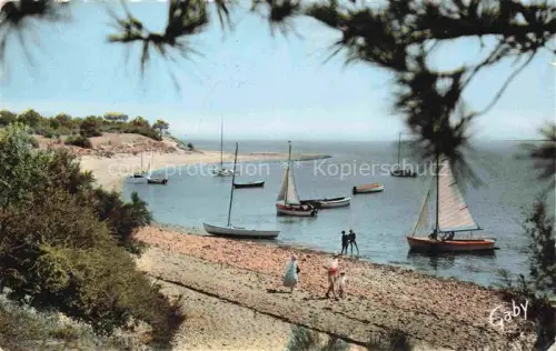 AK / Ansichtskarte Portes-en-Re Les Anse-de-Trousse-Chemise Fier Segelboote Bucht Pinien Strand Badende