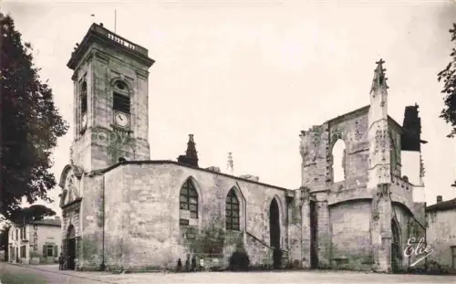 AK / Ansichtskarte St-Clement ILE-DE-RE Saint-Martin-de-Re La Rochelle 17 Charente-Maritime Eglise-et-les-Ruines Kirchturm Gotik Kirchenruine Uhr Rundbogen
