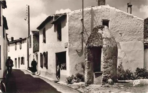 AK / Ansichtskarte Portes-en-Re Les Dorfstrasse Weissgetuenchte-Haeuser Gasse Passanten Rue Torchis