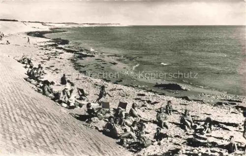 AK / Ansichtskarte Ars-en-Re La Rochelle 17 Charente-Maritime Strand Sonnenbader Camp-du-Soleil Duenen Kieselstrand Meer Liegestuehle