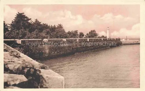 AK / Ansichtskarte St-Clement ILE-DE-RE Saint-Martin-de-Re La Rochelle 17 Charente-Maritime Phare-de-la-Barbette Hafen Leuchtturm Mauer Pinien Meer Mole