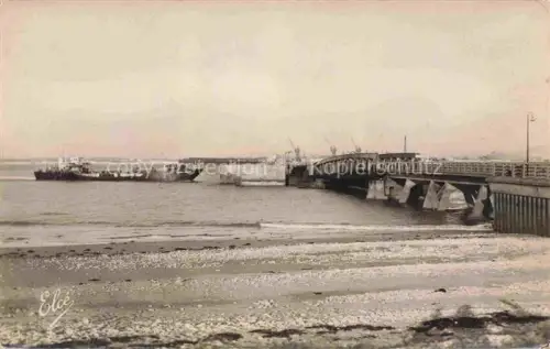 AK / Ansichtskarte Sablanceaux Pointe-de-Sablanceaux Bac Faehre Bruecke La-Pallice Meer Ebbe